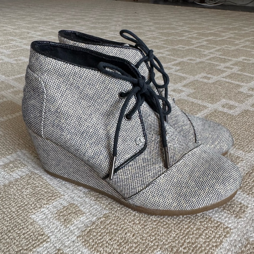 TOMS Wedge Ankle Booties Lace Up Tweed Black Cream Size 7 - Picture 10 of 10